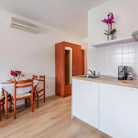 Studio-apartment Mit Gartenterrasse Apartman Stikovica