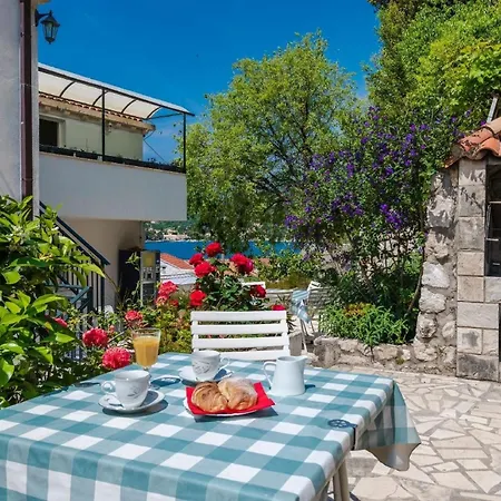 Studio-apartment Mit Gartenterrasse Lägenhet Štikovica